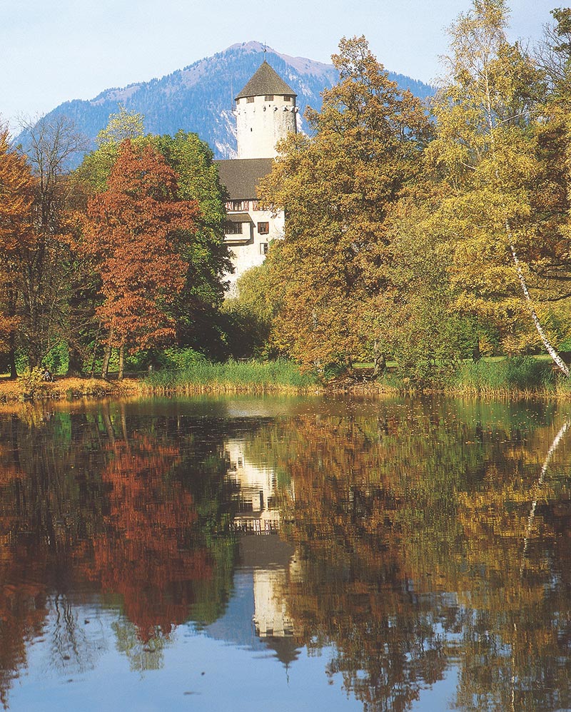 Schloss-Matzen-Herbst-mit-Teich.jpg